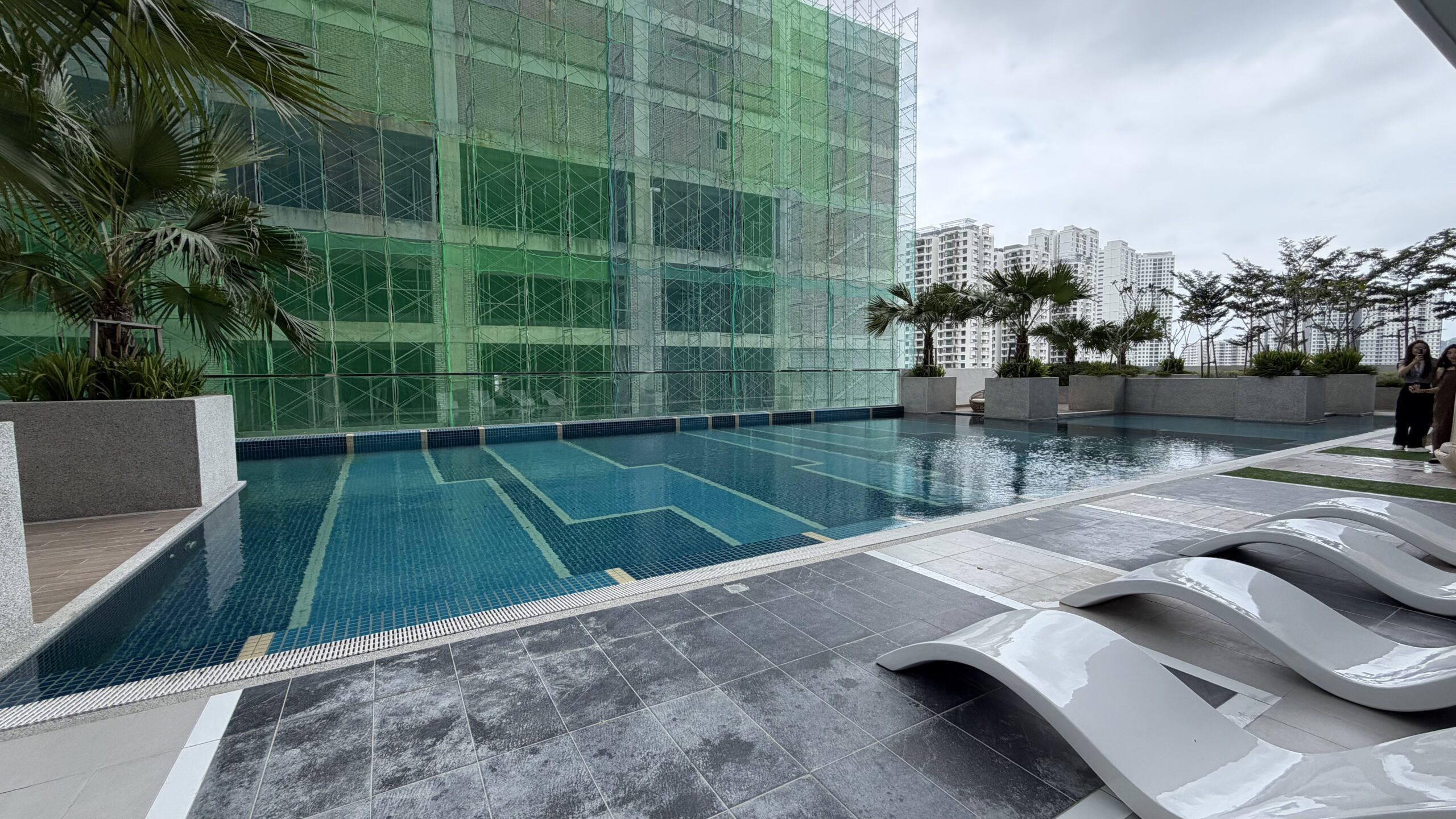 Lap pool with loungers - Goodwood Residence
